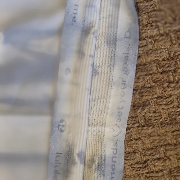 Lot of 2 Lululemon swiftly tops size 6 - Picture 3 of 6